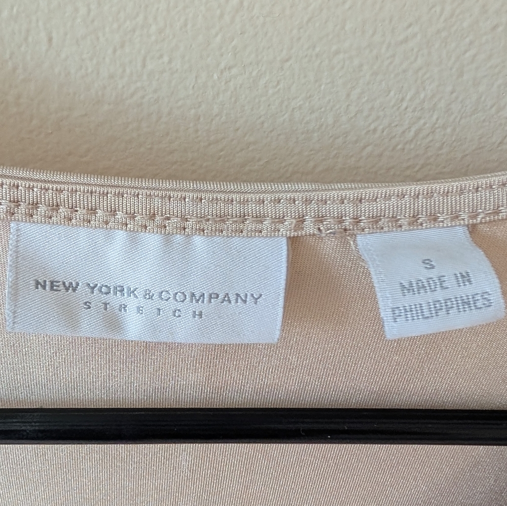 New York & Company Women's champagne color stretch short sleeve top. Size small - Picture 4 of 8